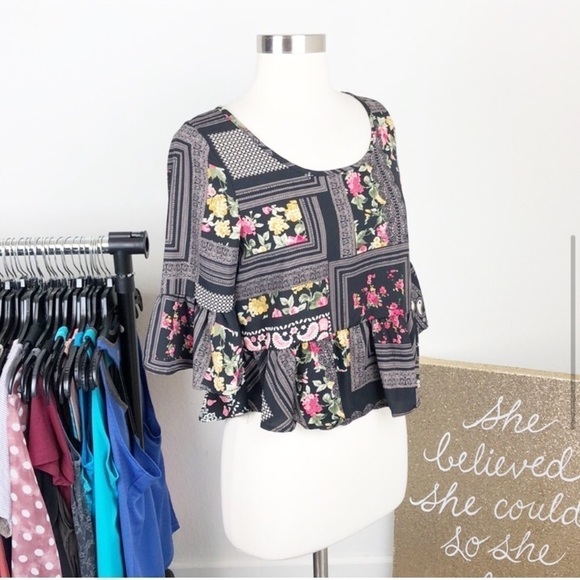 Runway Story floral ruffle crop top - Picture 3 of 7